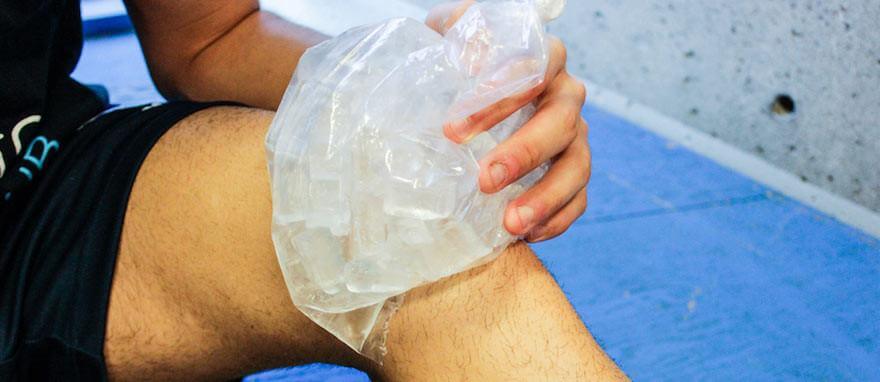 Using cold therapy to ice an injured knee