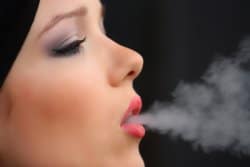 girl smoke cigarette 2198839 1920