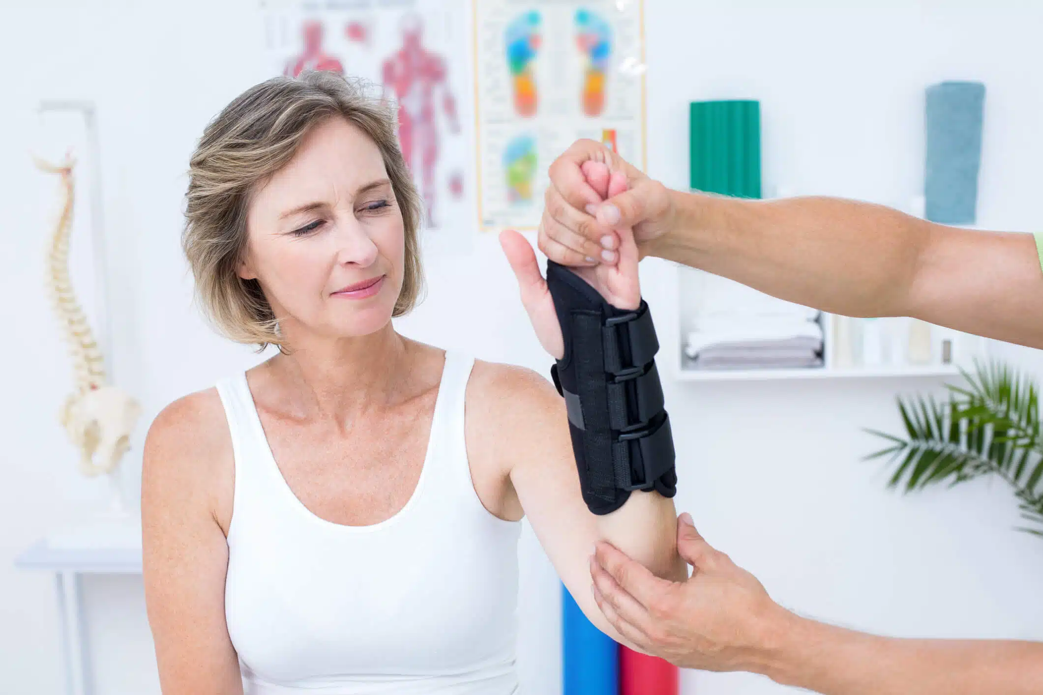 https://dunbarmedical.com/wp-content/uploads/2021/01/Woman-being-fitted-with-a-wrist-brace.jpg.webp